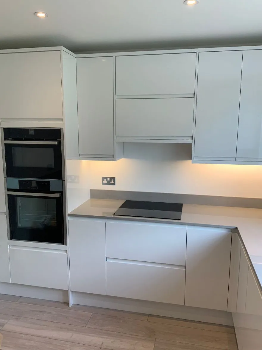 Modern kitchen by CopperOak Property Services